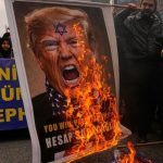 Trump ma na stole nove plany utoku na Iran Rozhodujucim moze byt klucovy brifing s admiralom