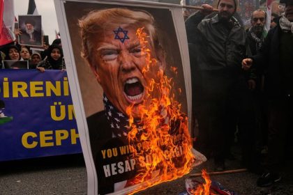Trump ma na stole nove plany utoku na Iran Rozhodujucim moze byt klucovy brifing s admiralom