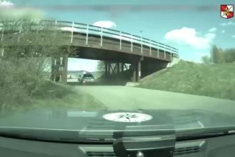 VIDEO Sialena nahanacka ktoru len tak neuvidite Mladik utekal pred policiou ako zmyslov zbaveny