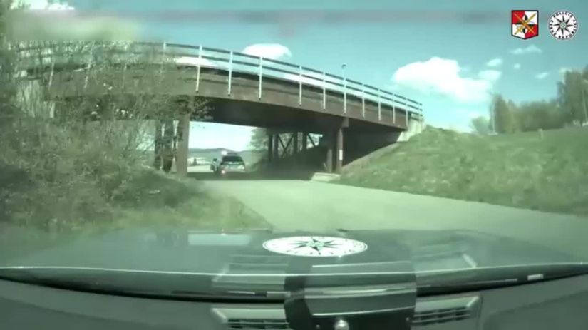 VIDEO Sialena nahanacka ktoru len tak neuvidite Mladik utekal pred policiou ako zmyslov zbaveny