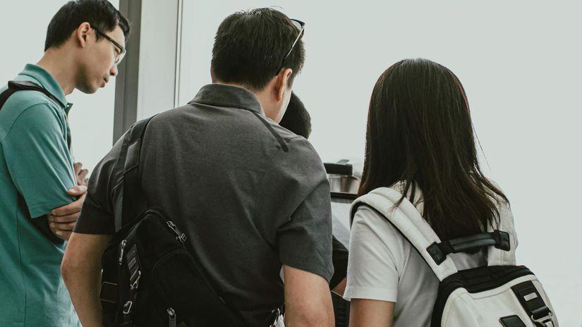 bizarny nalez na letisku tinedzerka si na telo prilepila desiatky zivych zivocichov chcela ich prepasovat