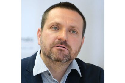 v nitrianskom kraji to vrie predseda kulturnej komisie preda knihu v ktorej je slovensko oznamenene ako felvidek