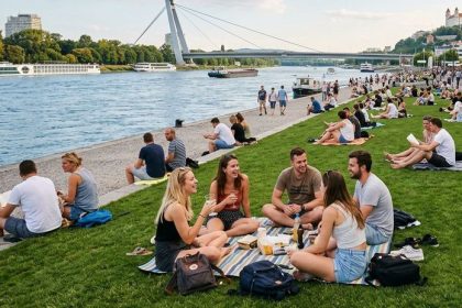 Bratislava praska vo svikocha no namiesto historickeho centra turisti okupuju maly usek nabrezia