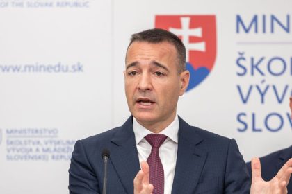 Druckerovi sa prischla aj druha funkcia Mal docasne zastupovat no pol roka neskor stale sedi na dvoch stolicach
