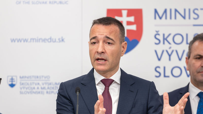 Druckerovi sa prischla aj druha funkcia Mal docasne zastupovat no pol roka neskor stale sedi na dvoch stolicach