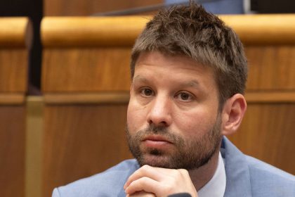 Gabriel Sipos Pri Simeckovcoch a Projekte Forum by sa mali uplatnovat rovnake pravidla ako pre politikov