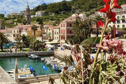 Hvar a Bra ako ich nepoznate Z plaze som usla za krasou vinom a adrenalinom aby som sa nakoniec vratila na najkrajse pobrezie