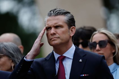 Invazia migrantov Hegseth svojim prejavom v Normandii poburil historikov Stupidita je to komiksova postava