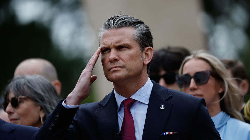 Invazia migrantov Hegseth svojim prejavom v Normandii poburil historikov Stupidita je to komiksova postava