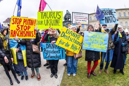 Mladi Ukrajinci by mali bojovat nie utekat do cudzieho odkazuje nemecka vlada Bojaschopnym utecencem chce odoberat status ochrany