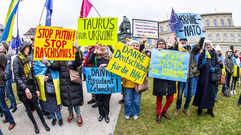 Mladi Ukrajinci by mali bojovat nie utekat do cudzieho odkazuje nemecka vlada Bojaschopnym utecencem chce odoberat status ochrany