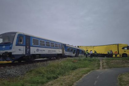 Nazov po slovensky V Cesku doslo k zrazke vlaku s kamionom osem osob sa zranilo Doprava na trati je obmedzena kvoli vykolajenej suprave