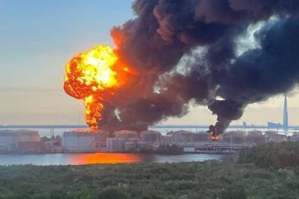 Nemilosrdny zasah pred ocami ruskej elity desiatky dronov zapalili ciele v Petrohrade kam sa ubera Putin