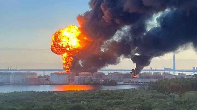 Nemilosrdny zasah pred ocami ruskej elity desiatky dronov zapalili ciele v Petrohrade kam sa ubera Putin