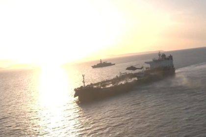 Ruska tienova flotila meni smer Po zadrzani tankera v Lamanskom prielive sa dalsie lode otacaju