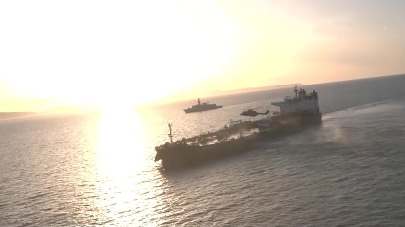 Ruska tienova flotila meni smer Po zadrzani tankera v Lamanskom prielive sa dalsie lode otacaju
