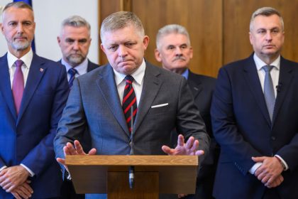 Slovensku ekonomiku udrzaju nad vodou penazenky obcanov Priemysel vsak vyslal varovny signal