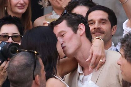 Svadobny osial na Sicilii Dua Lipa a Turner roztancovali Palermo zenich sa vsade smatrol rukami Prisla Donatella Versace aj Charli CXC