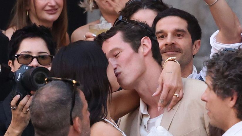 Svadobny osial na Sicilii Dua Lipa a Turner roztancovali Palermo zenich sa vsade smatrol rukami Prisla Donatella Versace aj Charli CXC