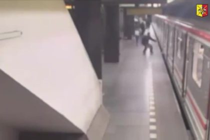 VIDEO Dramaticky v Cesku Desive zabery zo zachrannej akcie zeny ktora spadla na kolajisko