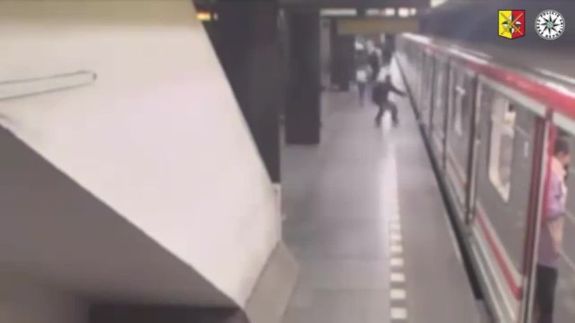 VIDEO Dramaticky v Cesku Desive zabery zo zachrannej akcie zeny ktora spadla na kolajisko