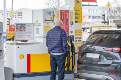 Vyrazny pokles cien na cerpacich staniciach Vodici sa vsak stretli s krutou realitov Stale platime najviac