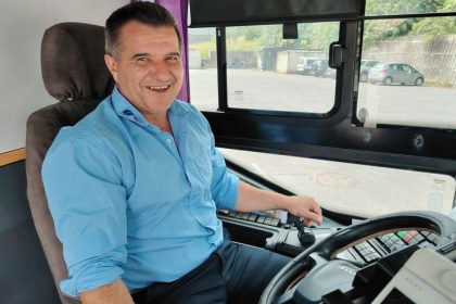 spievajuci autobusar milan sa stal hviezdou regionu ked ho deti uvidia skacu od radosti