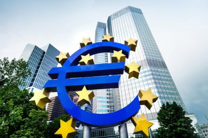 Banky sprisnili uverove podmienky Menej ludi ziska pozicku ECB varuje pred dalsim sprisnenim Ekonomika Spravy