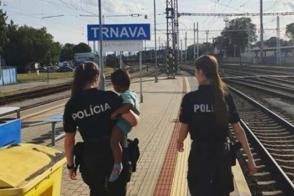 Dvojrocny chlapec odisiel vlakom bez mamy ta nestihla nastupit po pade regiony spravy