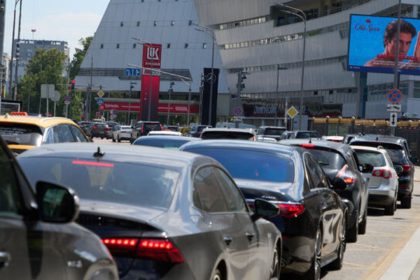 Hadky bitky a obmedzenia na tankovanie Rusi bojuj u o palivo po ukrajinskych utokoch Putin zlahcuje krizu