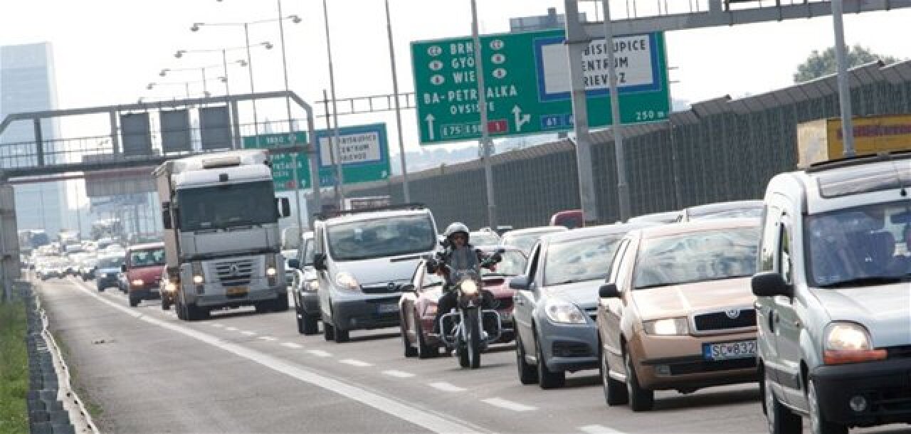 Nepredstavitelne aj na pracovne rano Na kratkom useku D1 doslo k styrom nehodam Regiony Spravy