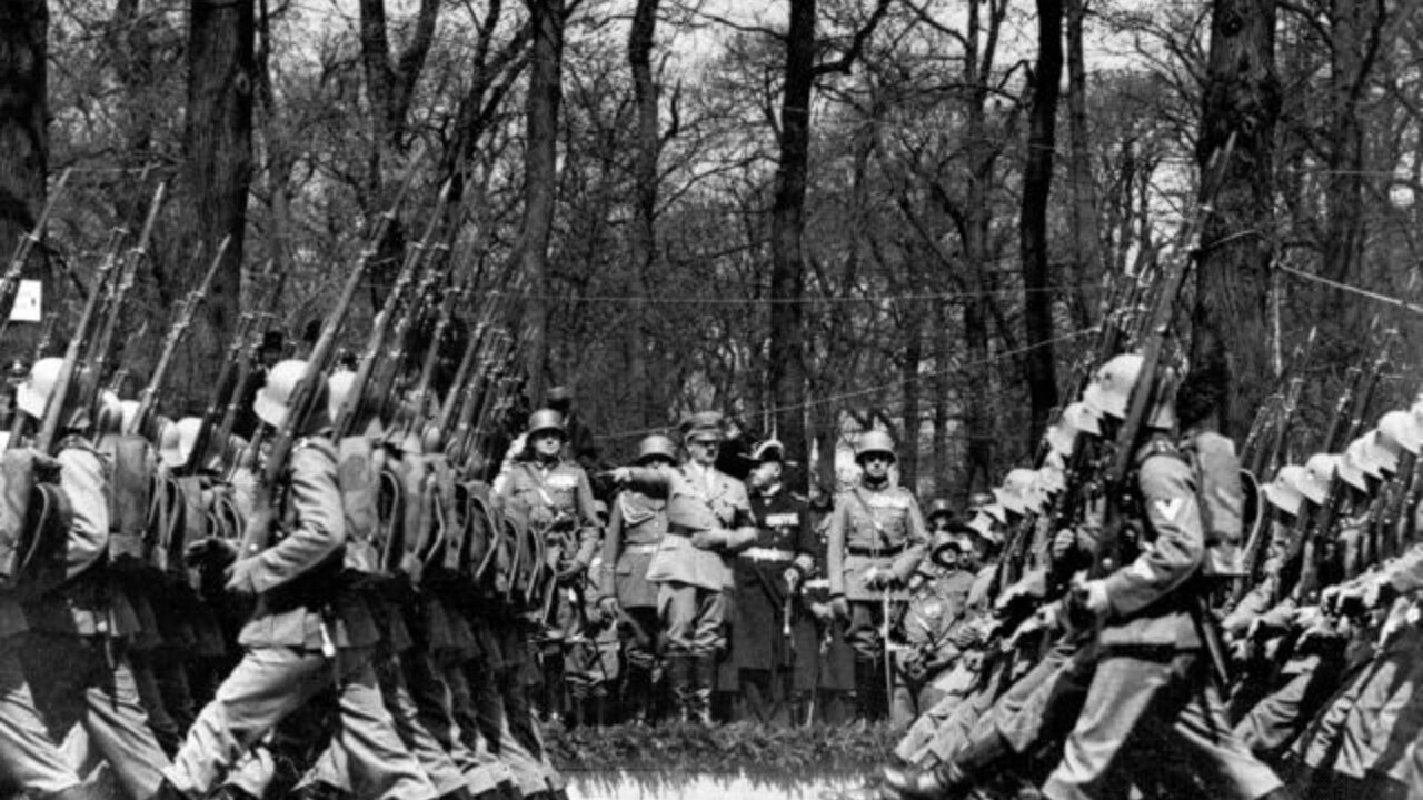 Pat momentov ktere mohli zmenit dejiny historik Kriz odhaluje co malo na dosiahnutie porazky Hitlera rozhovor