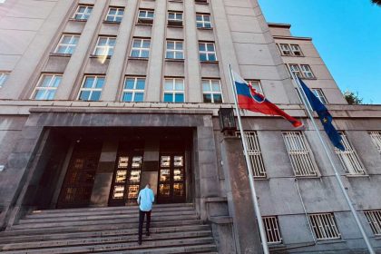 Stat pod vlastnou minimalnou mzdou Od januara bude az 72 platovych tarif nizsich ako 972 eur tvrdia policajne odbory Domace Spravy