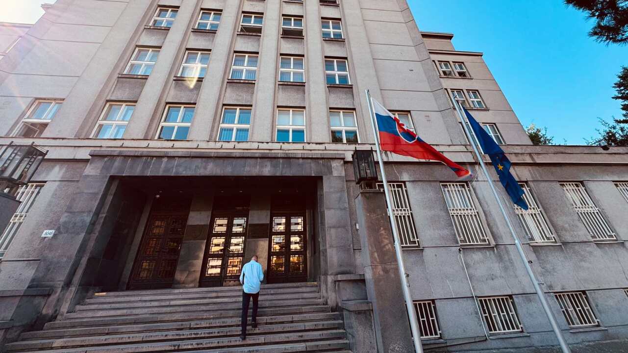 Stat pod vlastnou minimalnou mzdou Od januara bude az 72 platovych tarif nizsich ako 972 eur tvrdia policajne odbory Domace Spravy