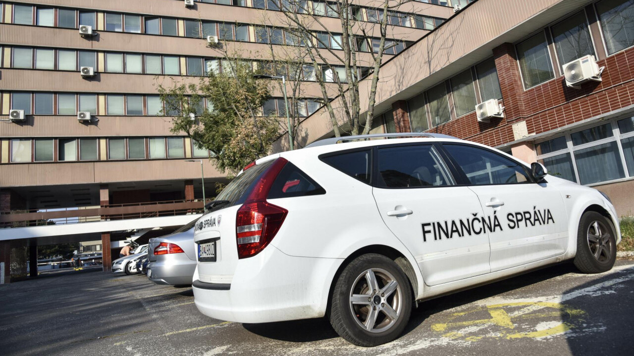 Vyse 22 tisic firemnych aut pod lupou Danovnici preveruju aj luxusne sportiaky Ekonomika Spravy