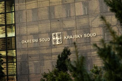 Dievcatko z Ceska vydavalo zvuky balo sa vody a muselo zobrat Otec vlcieho dietata spoznal svoj trest