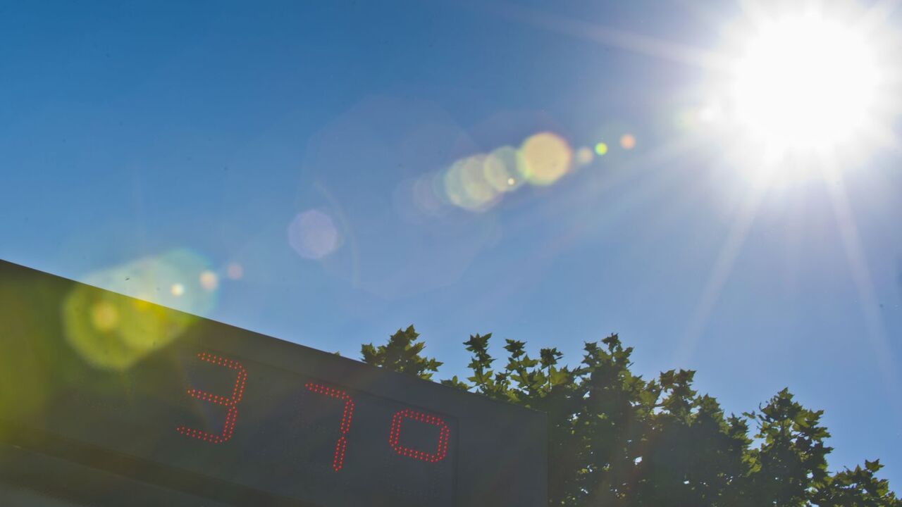 Dve vlny styridsiatok za jedno leto Meteorologicka avizuje zmenu pocasia a prezradza ci sa horucavy este vratia