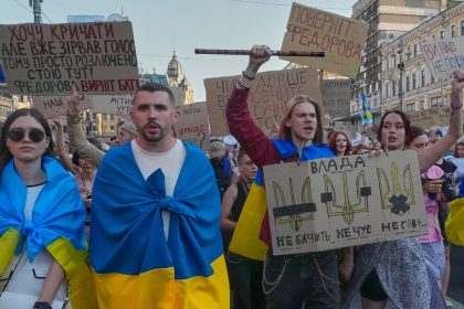 Kyjev opat v uliaciach Tisice ludi ziadaju navrat Fedorova Zelenskemu posielaju ostre odkazy Svet Spravy