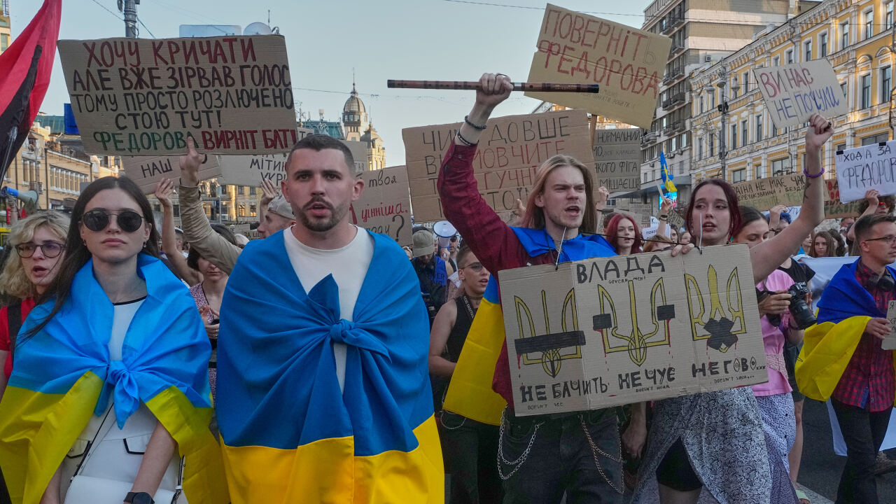 Kyjev opat v uliaciach Tisice ludi ziadaju navrat Fedorova Zelenskemu posielaju ostre odkazy Svet Spravy