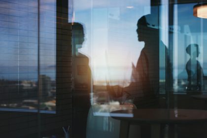 Po kave vysli von a zacalo sa diat nieco zvlastne Uradmin mal zeny zdrogovat aby citili neznesitelne nutkanie na mocenie