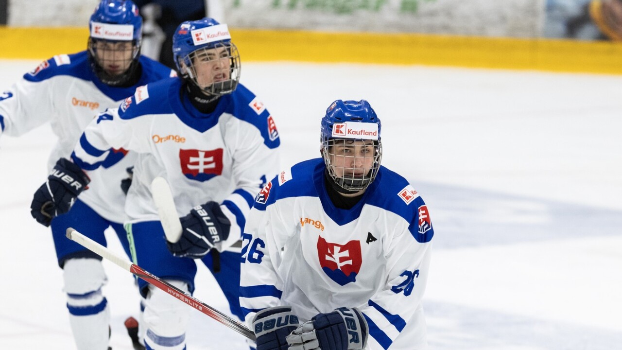 Slovaci drzim krok s favoritom do polovice zapasu Kanada vsak dala styri goli a z toho bol debakel Reprezentacia Hokej Sportweb