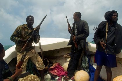 Somalski pirati su spat Hormuz je problem a na vedlajsich trasach sa lode aj namornici ocitaj v zajat