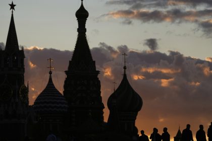 Stanete sa vyhnancami kvoli banalnym veciam Politolog hovoril o novych trestoch Krema pre Rusov v zahranici rozhovor