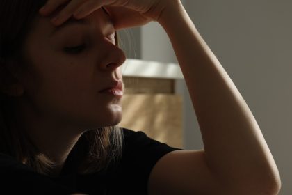 Starsim sa tieto situacie zdaju banalne mladych paralyzuju psychologicky vsak odmietaju reci o snehovych vlockach