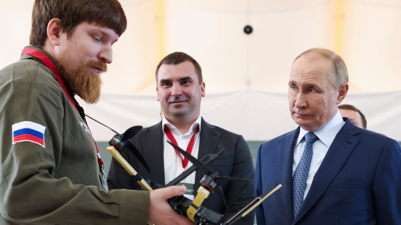 Ukrajinci sa pokusili odstranit mozog Putinovych upirov Zachrania mu po atentate zivot