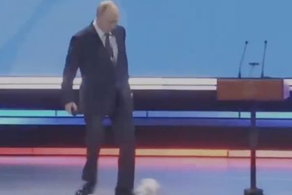 VIDEO Stacilo malo a z rekvizity sa stal muzejny klenot Obycajna lopta ide do muzea len preto ze sa jej dotkol Putin