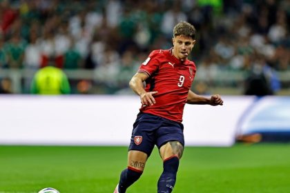 dievcatko schladilo ceskeho reprezentanta chcel sa jej podpisat na dres ona odmietla zahranicne ligy futbal sportweb