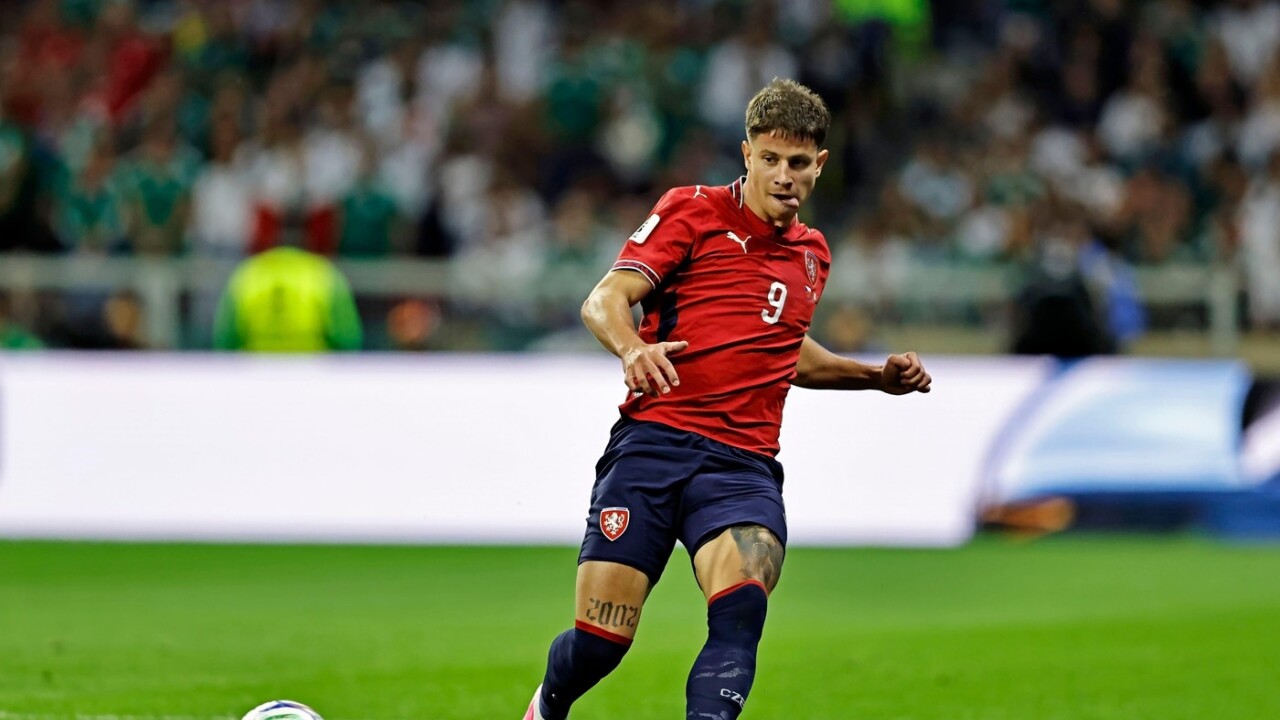 dievcatko schladilo ceskeho reprezentanta chcel sa jej podpisat na dres ona odmietla zahranicne ligy futbal sportweb