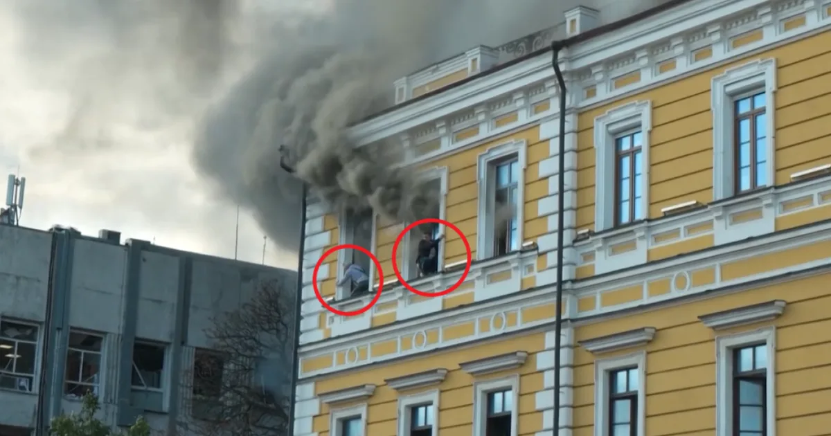 Dron zasiahol budovu v centre Kyjeva. Muži zostali na rímse medzi dymom a plameňmi