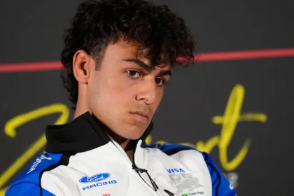 V F1 bojuje s najlepšími, no v autoškole mu vyčítali mŕtve uhly. Stále nemá vodičák